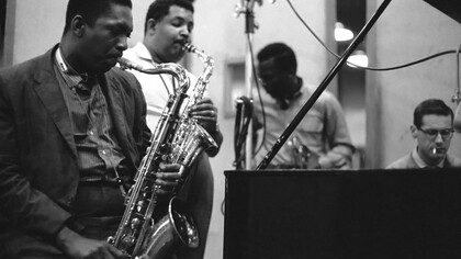 John Coltrane (em primeiro plano) e Miles Davis (ao fundo)