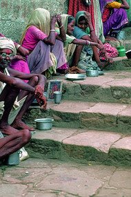 Beggars on steps © Ashish Kothari