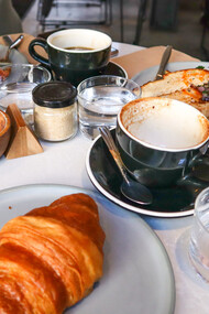 Mesa com comidas de um brunch