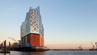 Die Elbphilharmonie mit dem alten Fundament des Kaispeichers A