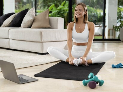 Mulher faz aula de Mat Pilates on-line. Podemos também falar dos benefícios para pessoas que fazem musculação, que muitas vezes apresentam encurtamento muscular devido ao pouco alongamento. Esportistas de diferentes disciplinas também podem ver-se beneficiados. O fortalecimento muscular dado pelo Pilates Terapêutico também ajuda a prevenir rupturas fibrilares e problemas posturais