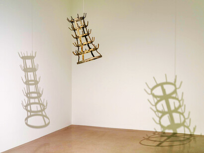 Porte-bouteilles, Marcel Duchamp. En bon objet « déjà tout fait », l'oeuvre ne présente plus aucune trace de la main de l’artiste, mais il fait basculer le débat du « beau » vers des questions philosophiques, sur l’œuvre d’art et la place de son créateur