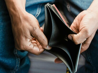 Não sou contra tentar ganhar um dinheiro a mais. O homo economicus trabalha exclusivamente para acumular capital no menor tempo e no menor custo possível. A minha crítica é você abusar de um evento para tentar arrecadar um dinheiro extra. Qual a diferença disso para um cambista que compra algumas dezenas de ingressos e vende na porta do estádio por dez vezes o valor? Oferta e demanda, não é mesmo?
