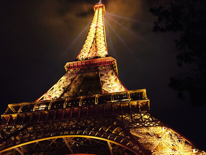 Vista desde la base de la Torre Eiffel en Paris, Francia