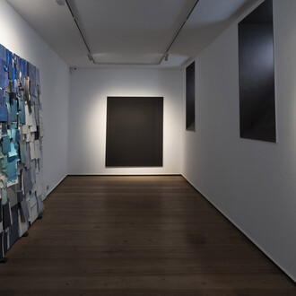 Lourdes Castro Cerón, Hojas sueltas, vista de exhibición. Cortesía de la Galería Rafael Pérez Hernando