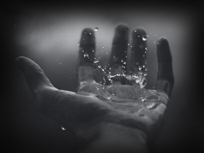 Mano siento las gotas que caen del cielo. Las guerras, sin duda, son inmanentes a los seres humanos de la tan civilizada Europa