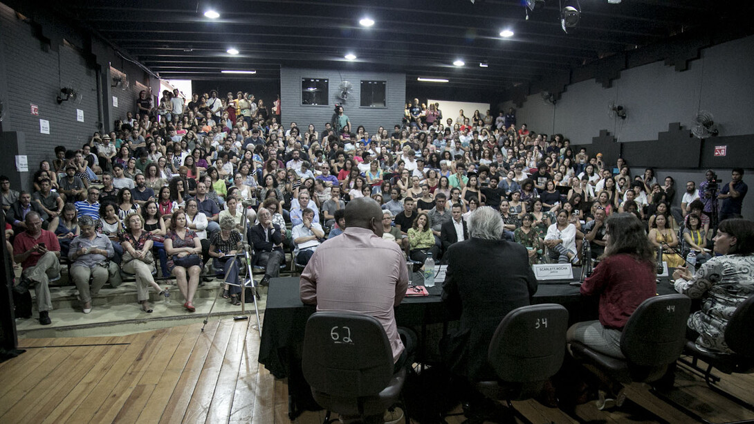 Prof. Boaventura de Sousa Santos, auf Stuhl 34 sitzend, während eines Vortrags an der Universität Brasilia, 2017