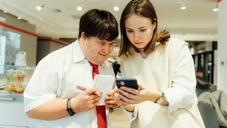 O ESG Social abrange uma vasta gama de temas, desde a diversidade e inclusão, passando pela saúde e segurança do trabalhador, até o impacto na comunidade. A dificuldade reside em ir além da retórica e do relatório anual, injetando no tecido operacional da empresa uma cultura de melhoria contínua que garanta resultados sociais duradouros