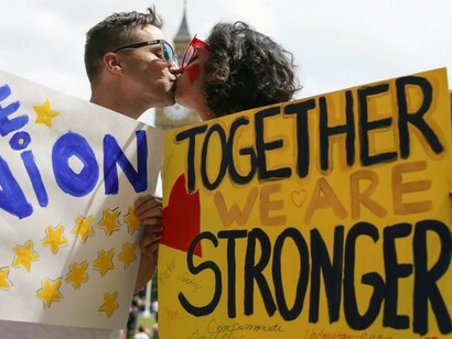 Una pareja se manifiesta en apoyo de la permanencia de Reino Unido en la Unión Europea