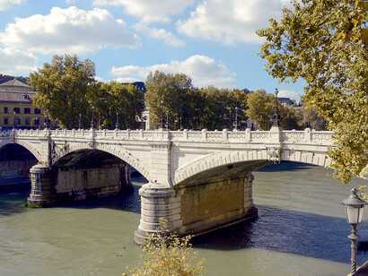 Il ponte Giuseppe Mazzini, Roma, Italia. Luogo in cui in Romanzo criminale - la serie, di Sollima, il commissario Scialoja rinviene il corpo senza vita di Giorgiana Masi