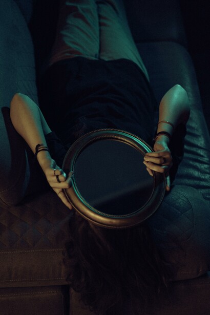 Specchio. I volti degli altri sono parti del nostro volto, se riusciamo ad accettare ed integrare tutti questi aspetti di noi stessi che gli altri ci rimandano, allora possiamo davvero incontrare la nostra e l’altrui potenza, potenza in via di realizzazione