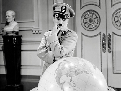 Charlie Chaplin, El gran dictador (1940). En la escena internacional, cada gesto es cálculo y cada silencio una forma de amenaza