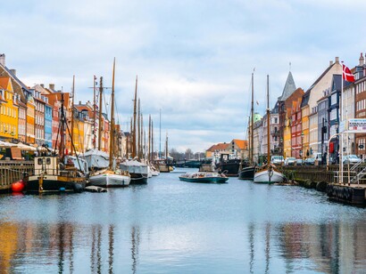 I canali di Copenaghen attraversano la città regalando scorci pittoreschi e un’atmosfera vivace, soprattutto nella zona di Nyhavn con le sue case colorate. Copenaghen, Danimarca