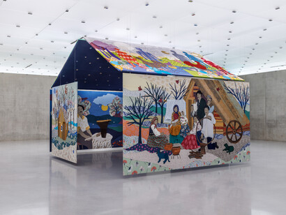 Małgorzata Mirga-Tas, Tełe ćerhenia jekh jag (Unter dem bestirnten himmel brennt ein feuer), ausstellungsansicht. Mit freundlicher genehmigung des Kunsthaus Bregenz