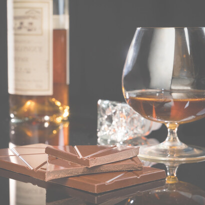 Tavoletta di cioccolata. La sua unicità consiste in un processo produttivo molto lungo e complicato che consente di unire il vino al cacao