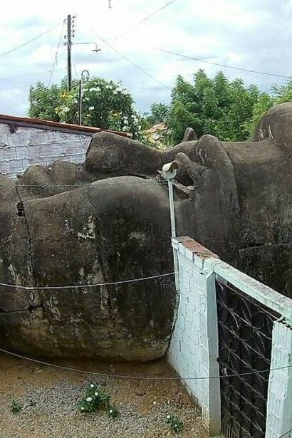 A cabeça de concreto de Santo Antônio ocupa o espaço junto ao muro de uma residência em Caridade, no Ceará. Durante décadas, a peça permaneceu separada do corpo da estátua, transformando-se em uma das imagens mais curiosas do município e no ponto de partida para a história de "A Cabeça do Santo"