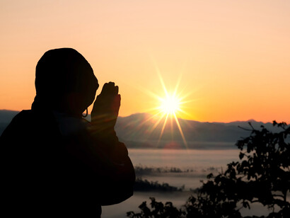 En la filosofía esotérica, la luz simboliza la revelación y el despertar interior, guiando a quienes buscan el conocimiento oculto