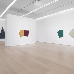 Robert Mangold, Pentagons and folded space, exhibition view. Courtesy of Pace Gallery