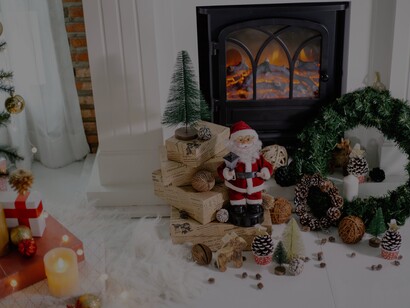 Decoração de natal perto da lareira