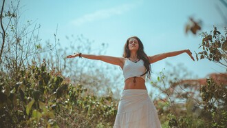 Mulher abrindo os dois braços
