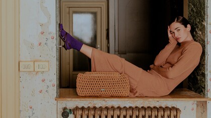 Bamey è un brand specializzato nella realizzazione di borse ed accessori, totalmente realizzati a mano. In foto il modello Anna '40 cognac