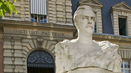 Statue de Louis Pasteur, Institut Pasteur, Paris