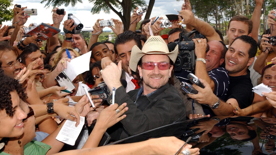 Le chanteur de U2, Bono Vox, signe des autographes pour ses fans au Brésil, le 19 février 2006. Photo de Wilson Dias