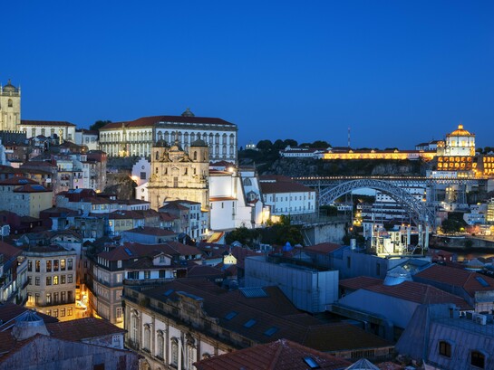 Famosa vista do Porto pela noite com lua cheia. Portugal, Europa