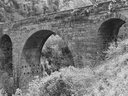 Ponte Maior de Ourense, na Espanha. O destino principal da maior parte dos imigrantes foi os Estados Unidos da América. Os cálculos sobre movimentações populacionais indicam que mais de 1 milhão de pessoas ingressaram legalmente em solo norte-americano naquele início de século antes de 1914. Esse número promoveu um aumento de mais de 50% na população local