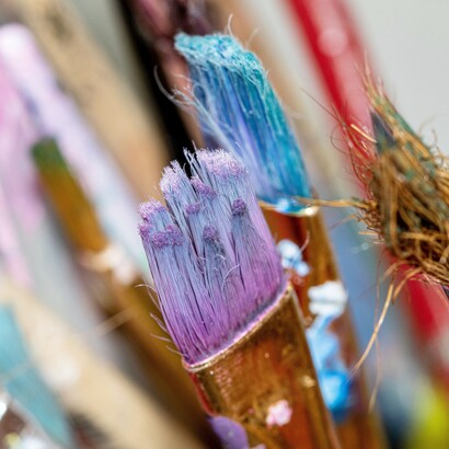 Nell’Ottocento, movimenti come l’Arts and Crafts cercano di ricucire il legame spezzato tra arte e tecnica, opponendosi all’alienazione industriale