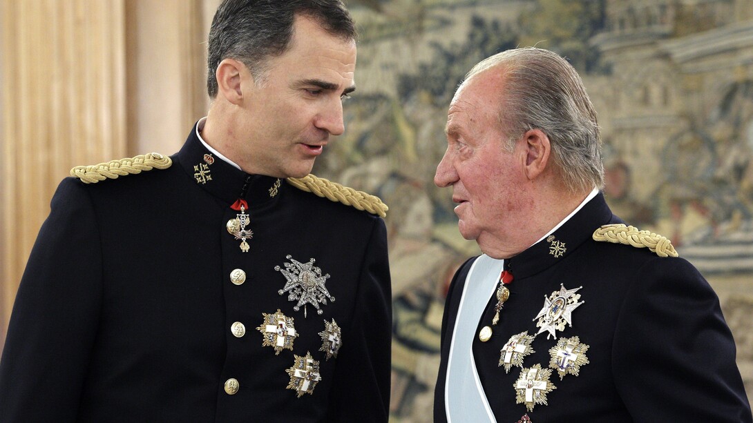Felipe VI con Juan Carlos I el día en que el primero se convirtió en rey de España tras la abdicación del segundo