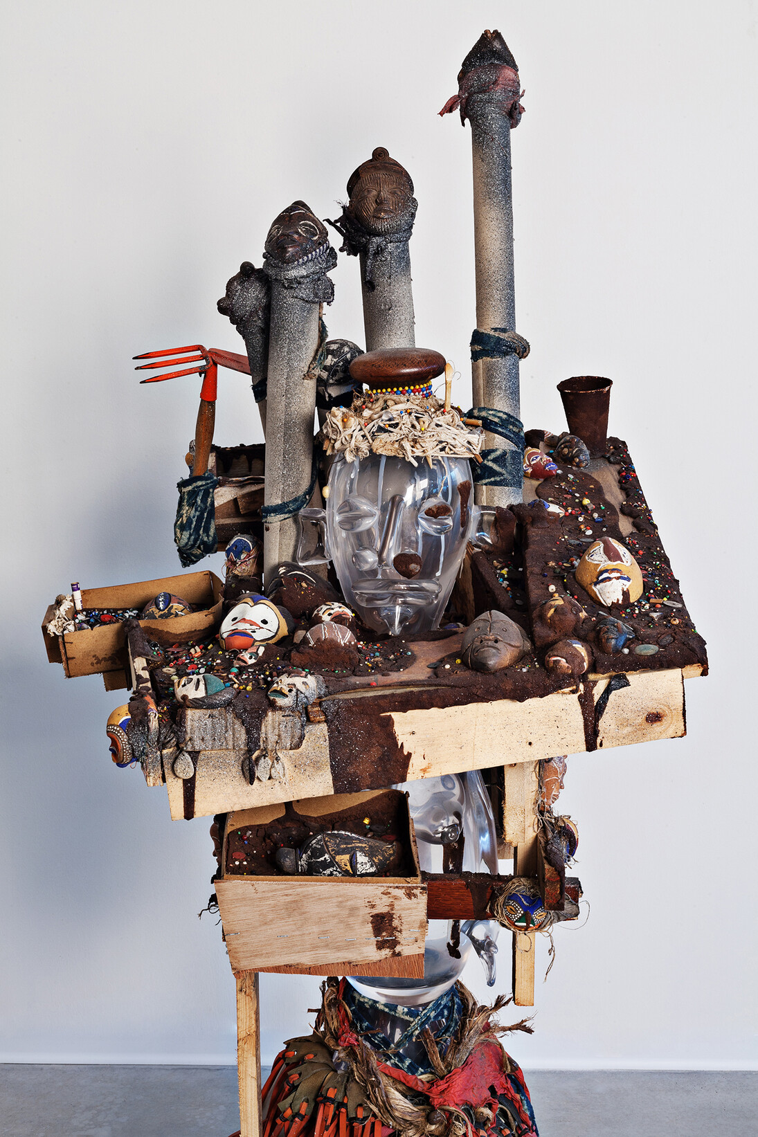 Pascale Marthine Tayou, Sauveteur (Passport vendor 1), 2011 , Crystal, mixed media, Photo: Ela Bialkowska, Okno Studio, Courtesy : Galleria Continua, San Gimignano / Beijing / Les Moulins