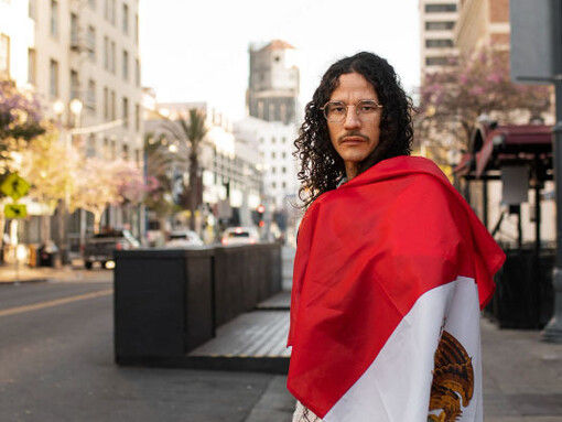 Muchacho mexicano envuelto en la bandera de su país