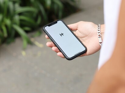 Facilità di approccio: Le app forniscono un contesto dove l’approccio iniziale è meno stressante e più diretto, facilitando conversazioni che nella vita reale potrebbero essere più difficili da avviare