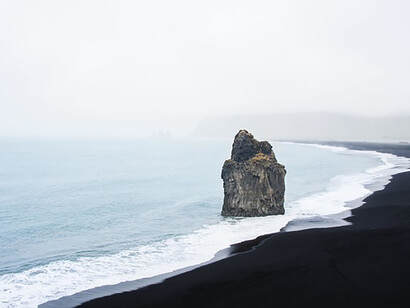 Dal mare, adagiato nella prima sensazione di freddo, si leva una brezza che ne muta il colore
