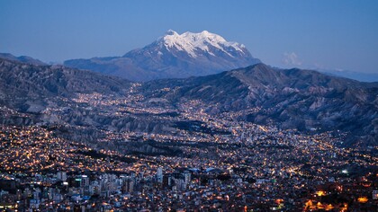 La Paz, capitale della Bolivia, è la capitale più alta del mondo da 3 200 a 4100 metri sul livello del mare. Nel panorama cittadino svetta imponente la cima tripla perennemente innevata dell'Illimani