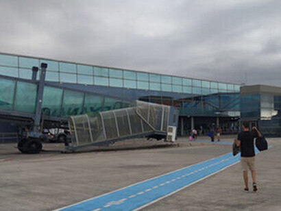 Tuve suerte de encontrar un asiento libre en la primera fila.
Plataforma de estacionamiento de aeronaves del aeropuerto de Santander (Cantabria, España).