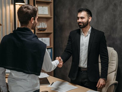 Two individuals greeting one another with a handshake, symbolising how mutual respect lays the foundation for successful negotiation