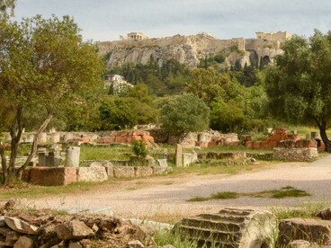 I banchieri dell'antica Grecia operavano su tavoli (trápezai) dove cambiavano monete, custodivano depositi e concedevano prestiti. Uffici civici dell'antica Agorà e dell'Acropoli di Atene, Grecia. 