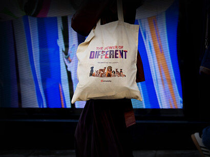 Las 'tote bags' son probablemente las bolsas más vistas en las universidades