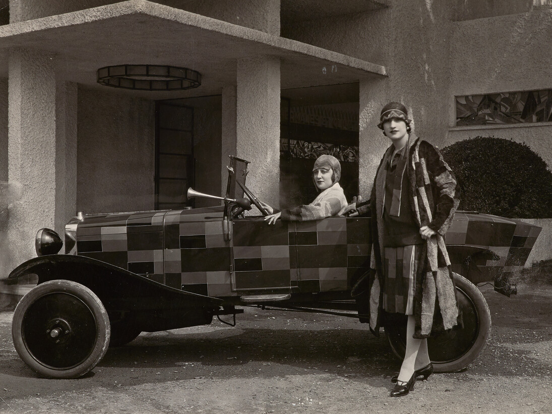 Studio REP, Modèles devant voiture simultanée, 1925, © Pracusa 2013057, © BNF, Robert mallet-Stevens © Adagp, Paris 2014, Jacques Heim © DR