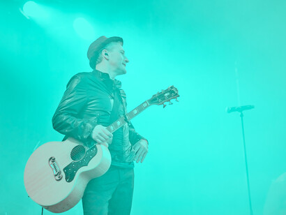 Un guitarrista mira a la multitud desde el escenario. El estilismo es capaz de transmitir instantáneamente todo un conjunto de informaciones espontáneas provocando emociones intensas