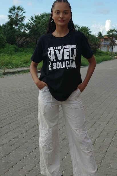 Em manifestações públicas, camisetas com frases, lenços ou cores determinadas passam a ser sinais visuais de mobilização. A roupa transforma o corpo em cartaz ambulante