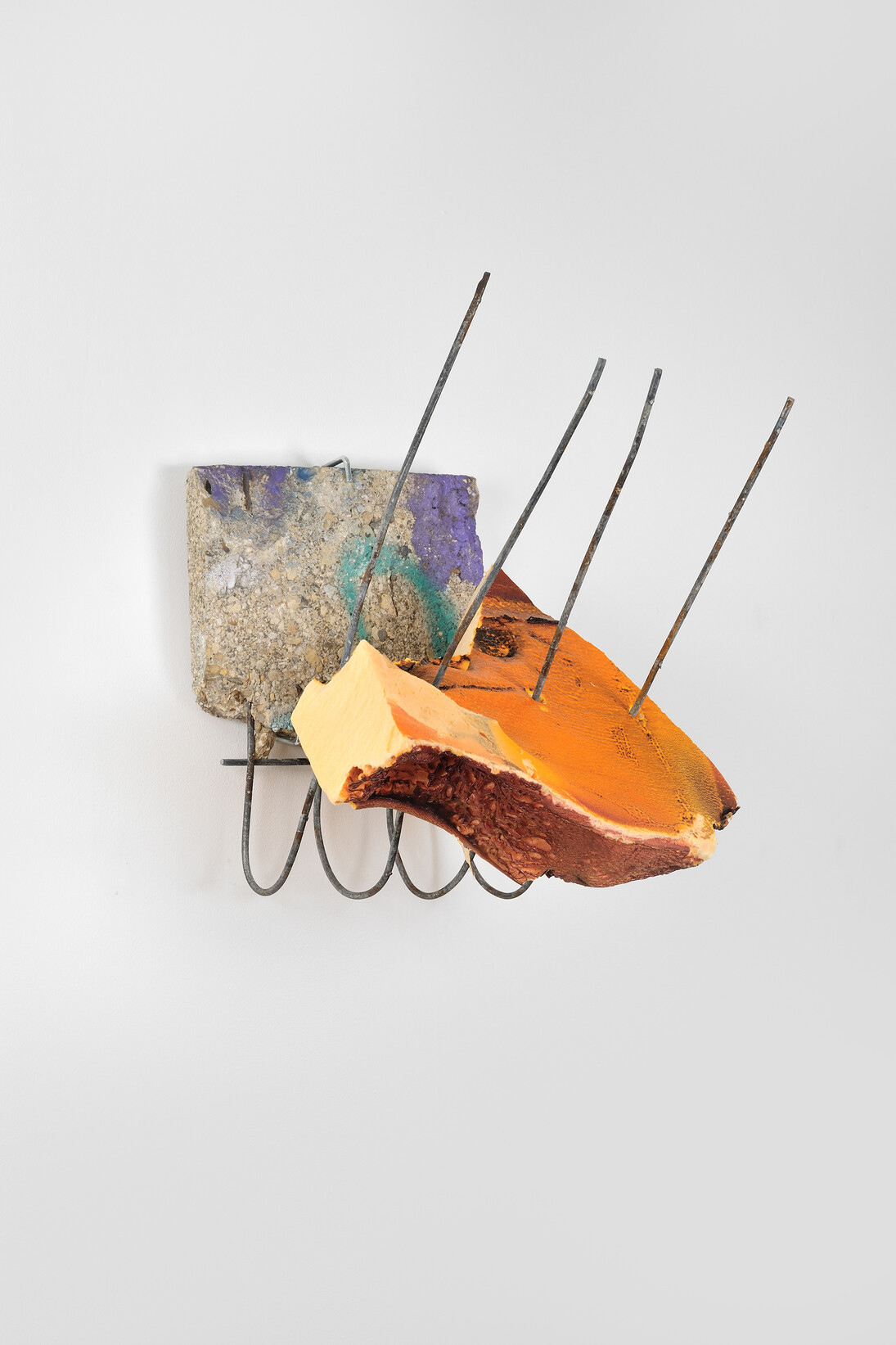 Anita Molinero, Sans titre (orange) , 2014
(de la série des petits bétons de la petite ceinture), Béton, fer à béton, polystyrène extrudé, 58 x 38 x 37 cm, Pièce unique
Certificat d'authenticité, Photo © Rebecca Fanuele