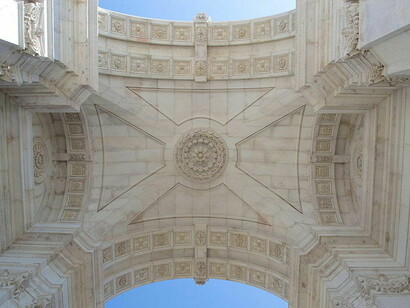 Vista do teto do Arco do Triunfo, em Lisboa, Portugal