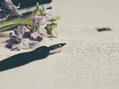 La poesía no puede participar de la realidad domesticada de frases hechas y lugares comunes, sino que es una luz que se desboca