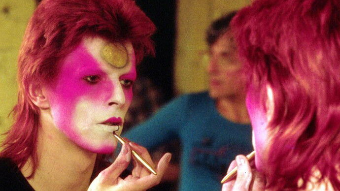 David Bowie no camarim maquiando-se como Ziggy