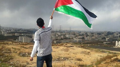 Palestino hasteia sua bandeira. Israel lançou uma operação terrestre em sua fronteira norte com o Líbano visando o grupo militante Hezbollah, apoiado pelo Irã, abrindo uma nova e perigosa fase em quase um ano de guerra. Em alguns campos de batalha, a pacificação é inexistente ou não leva a lugar nenhum
