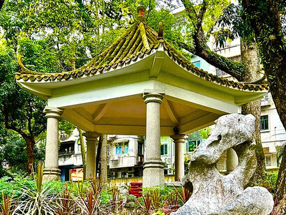 Decorative pavilion in the middle of the oasis setting © Alma Reyes