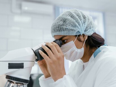 Embora a dosagem de anticorpos anti-GAD65 no sangue e no líquido cefalorraquidiano seja um marcador fundamental, o diagnóstico resulta da combinação entre história clínica, estudos eletromiográficos especializados (que demonstram atividade contínua da unidade motora) e a exclusão de outras causas